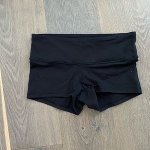 In movement mid rise short